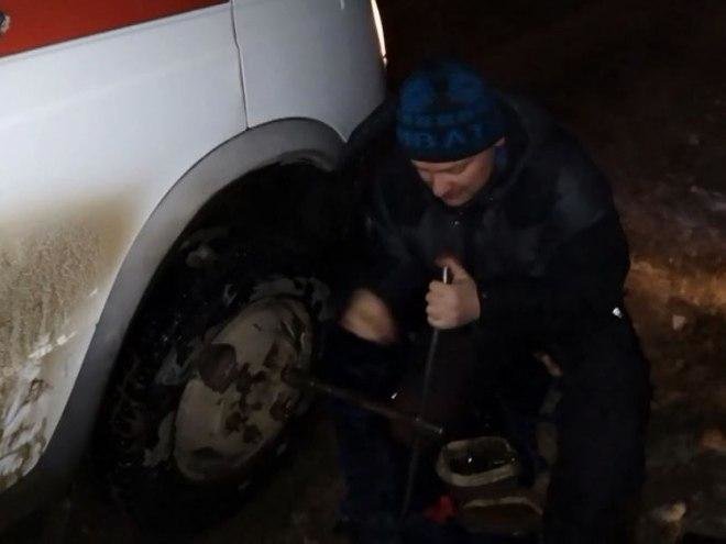 &laquo;Настоящий полковник&raquo;: нижегородский полицейский Яков Ширшов отремонтировал заглохшую на трассе машину скорой помощи - фото 1