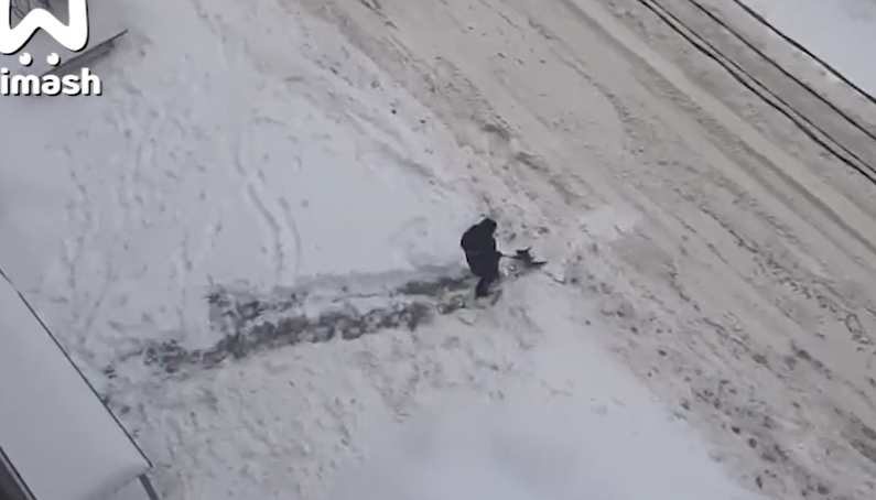 Нижегородский второклассник в одиночку очистил от снега тротуар у многоэтажки - фото 1