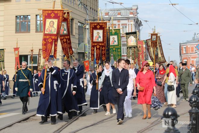 Фоторепортаж: как прошел пасхальный крестный ход в Нижнем Новгороде - фото 43