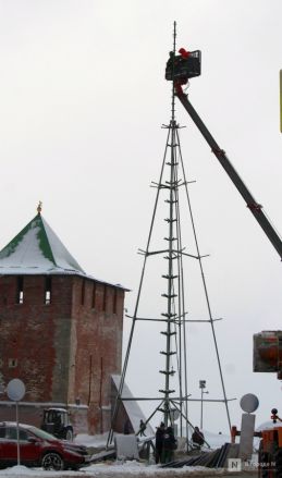 Демонтаж главной елки Нижнего Новгорода ведется на площади Минина и Пожарского - фото 5