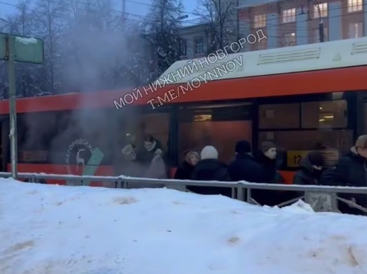Автобус с пассажирами задымился во время движения в Нижнем Новгороде - фото 1