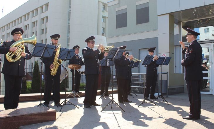 Оркестр нижегородской полиции дал концерт под открытым небом в честь 9 Мая  - фото 10