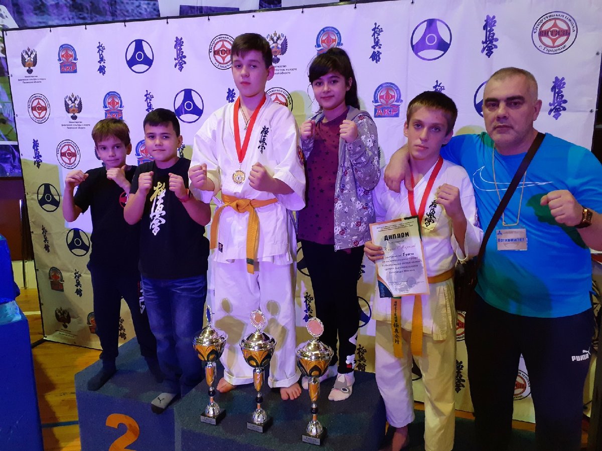 Три юных нижегородца победили в межрегиональном турнире по каратэ