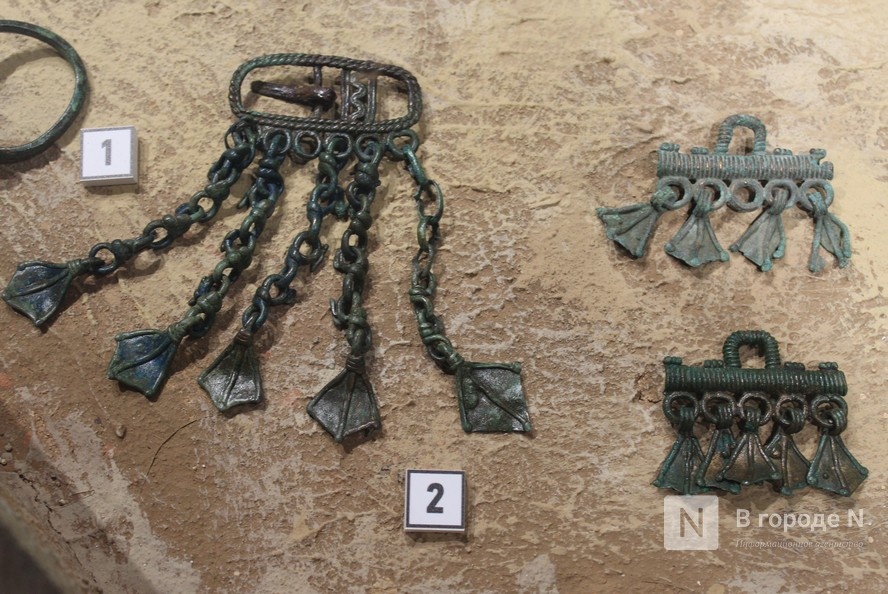 Украшения и сосуды из древних погребений представили археологи в Нижнем Новгороде - фото 1
