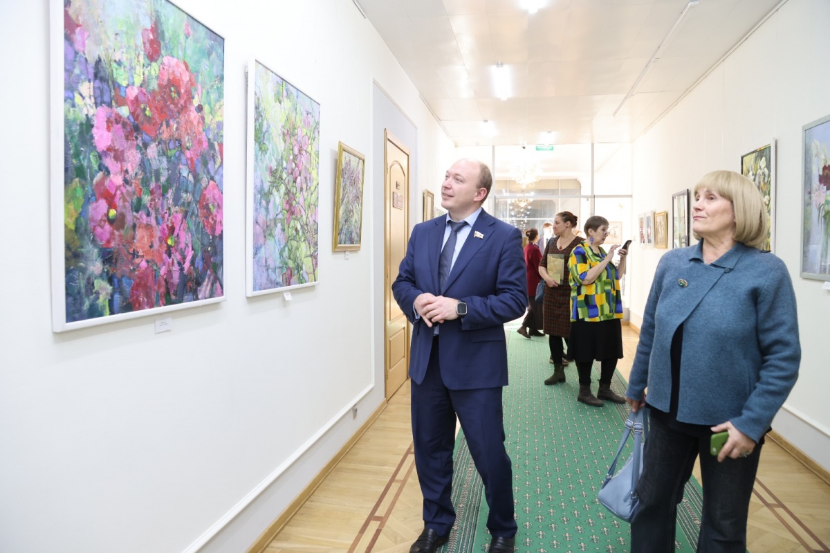 Выставка &laquo;Дарите женщинам цветы&raquo; к 8 Марта открылась в нижегородском Заксобрании - фото 1